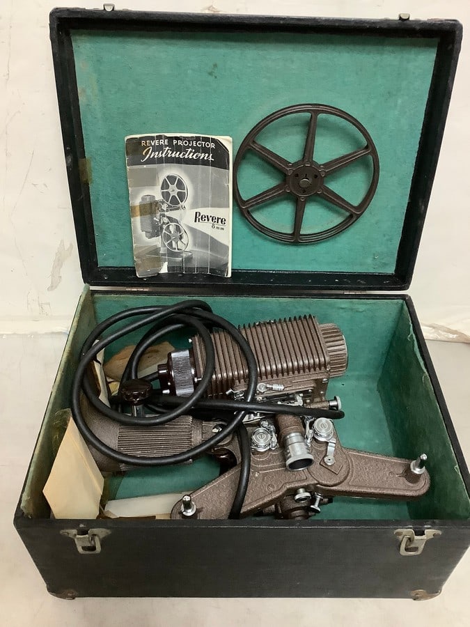 Vintage 8mm Revere Projector in case (1 of 1)