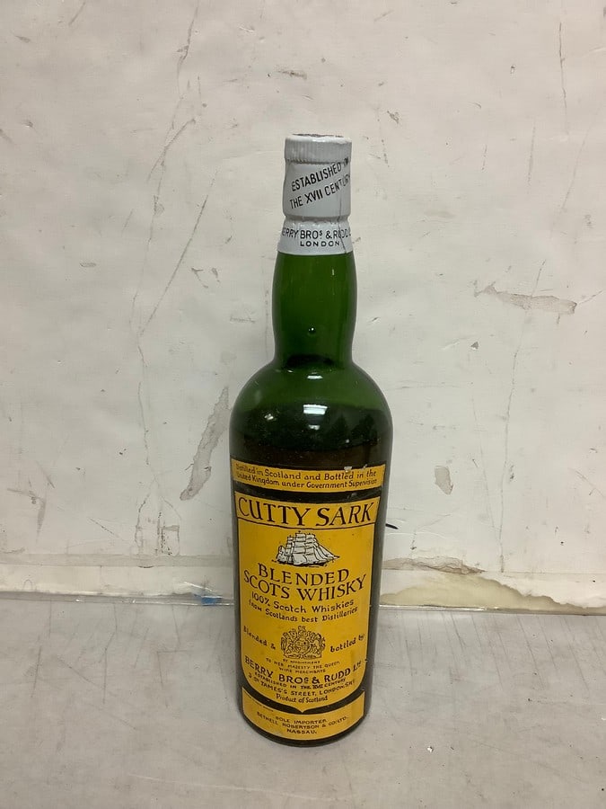 1950's/1960's Cutty Sark blended Scots Whisky 86 proof 4/5 quart(sealed) (1 of 1)