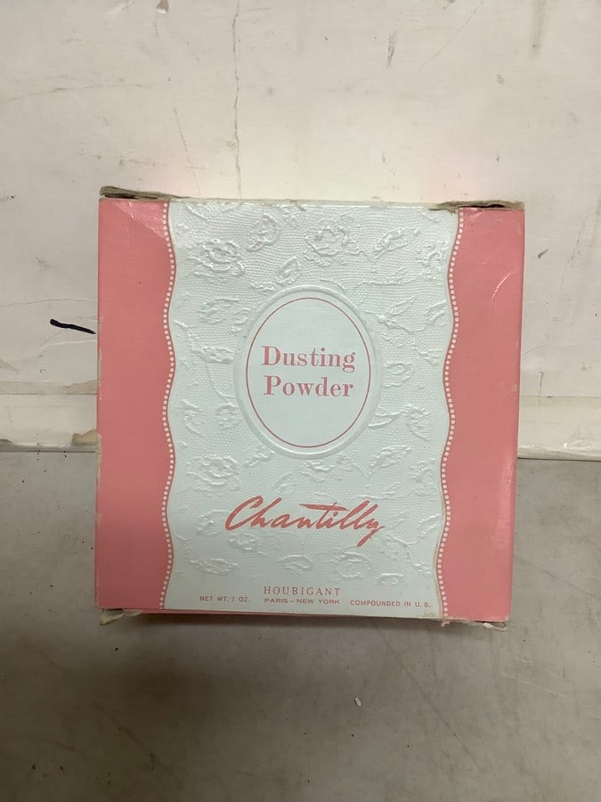 Chantilly dusting powder (.7oz.) with box (1 of 1)