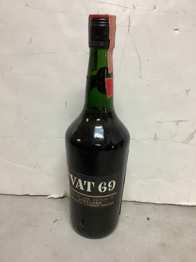 Vat 69 blended scotch whisky 86.8 proof 4/5 quart(sealed) (1 of 1)