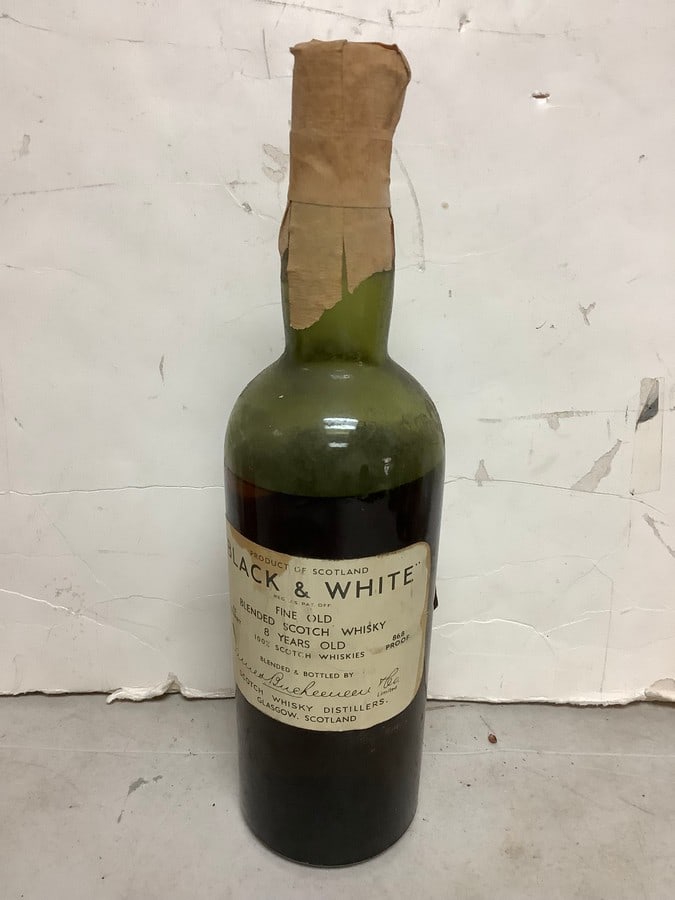 Black & White fine old blended scotch whisky 86.8 proof 4/5 quart(mostly full): Any contents in bottle is Free; You are bidding on the bottle & unbroken tax stamp