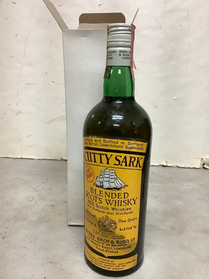 Early 1950's/1960's Cutty Sark blended Scots Whisky 86 proof one quart(sealed) (1 of 1)