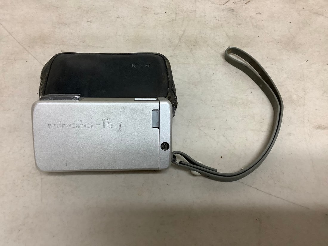Minolta 16 subminiature camera with case(working condition) (1 of 1)