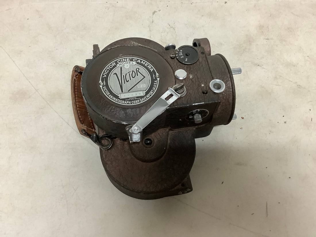 Vintage Victor Cine camera (model 44835-working condition): Vintage Victor Cine camera (model 44835-working condition)