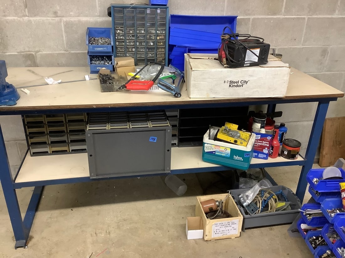 Workbench(70in.x25in.x34in.): Workbench(70in.x25in.x34in.)
