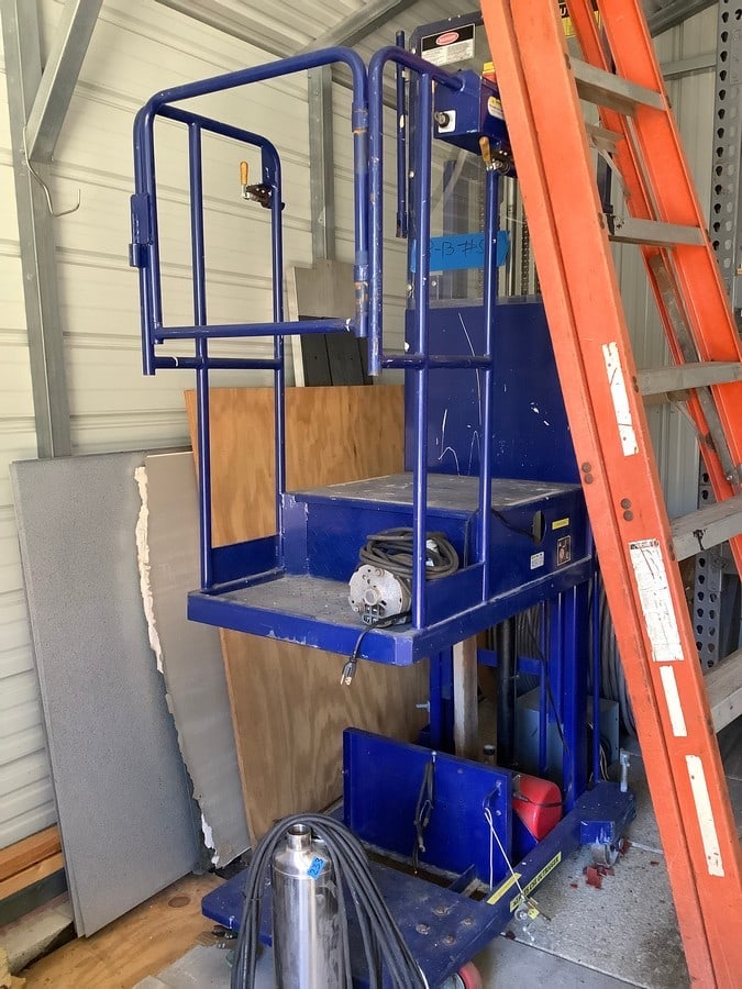 12 VoltDC power lift machine (1 of 1)