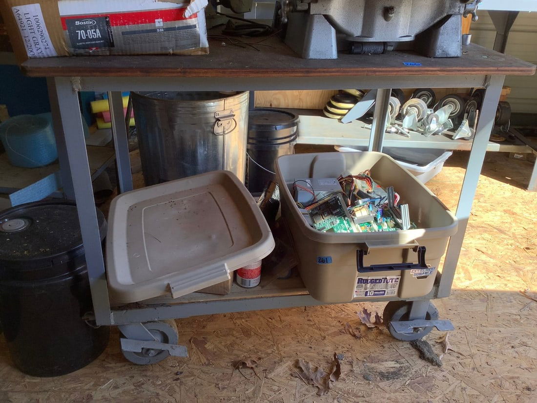 Work table with wheels(40in.x27.5in.x32in.): Work table with wheels(40in.x27.5in.x32in.)