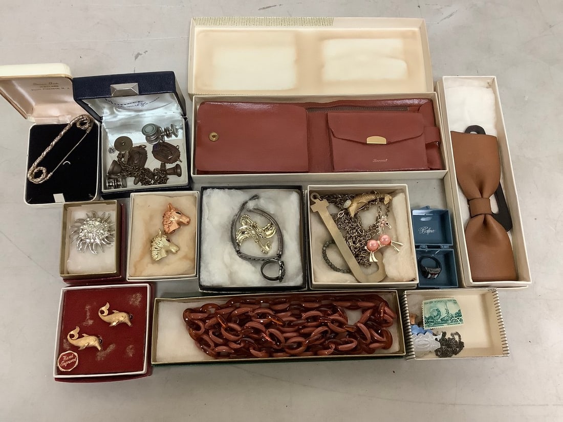 Fashion accessories(pins, bow, and more): Fashion accessories(pins, bow, and more)