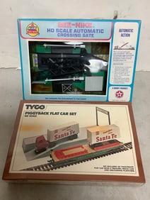 AHM see-niks HO scale automatic crossing gate and Tyco piggyback flat car set