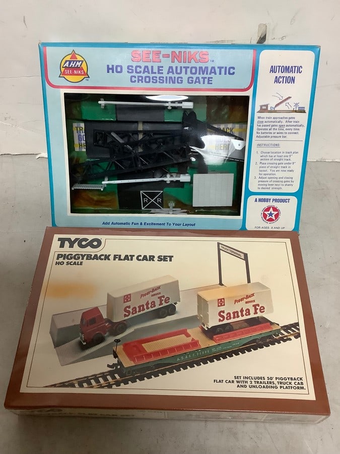 AHM see-niks HO scale automatic crossing gate and Tyco piggyback flat car set (1 of 1)