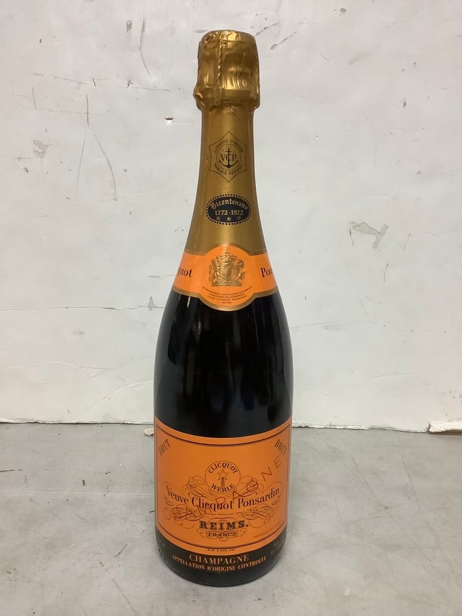 Veuve Clicquot Ponsardin champagne(12%, 750mL, sealed): Veuve Clicquot Ponsardin champagne(12%, 750mL, sealed)