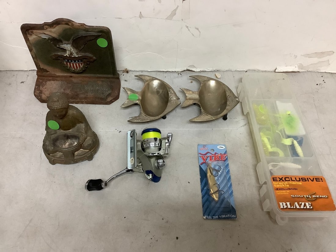 Superlight fishing reel, ashtrays, decorative statues, and more(tallest 5.5in.): Superlight fishing reel, ashtrays, decorative statues, and more(tallest 5.5in.)