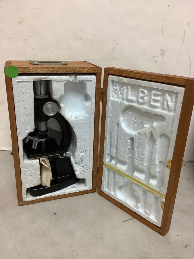 Milben microscope in wooden case (1 of 1)