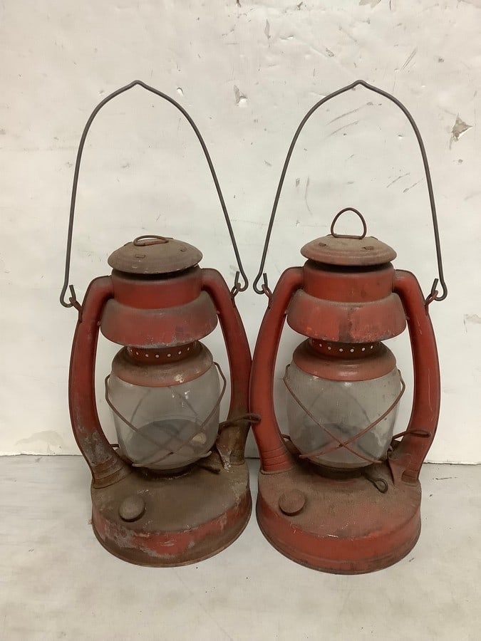 Vintage Elgin Collectible Lanterns (14in Tall): Vintage Elgin Collectible Lanterns (14in Tall)
