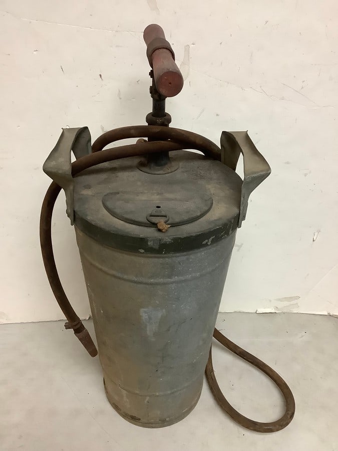 Antique 4 Gallon Fire Extinguisher (26.5in Tall): Antique 4 Gallon Fire Extinguisher (26.5in Tall)