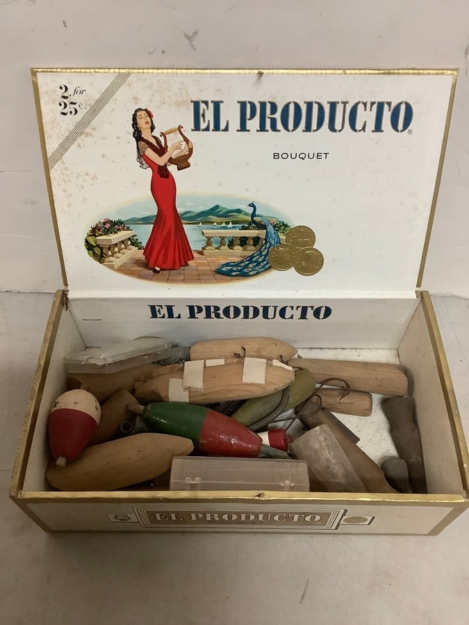 Vintage fishing supplies in cigar box: Vintage fishing supplies in cigar box