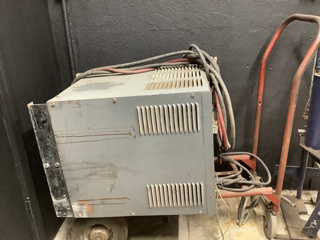 Forklift battery charger
