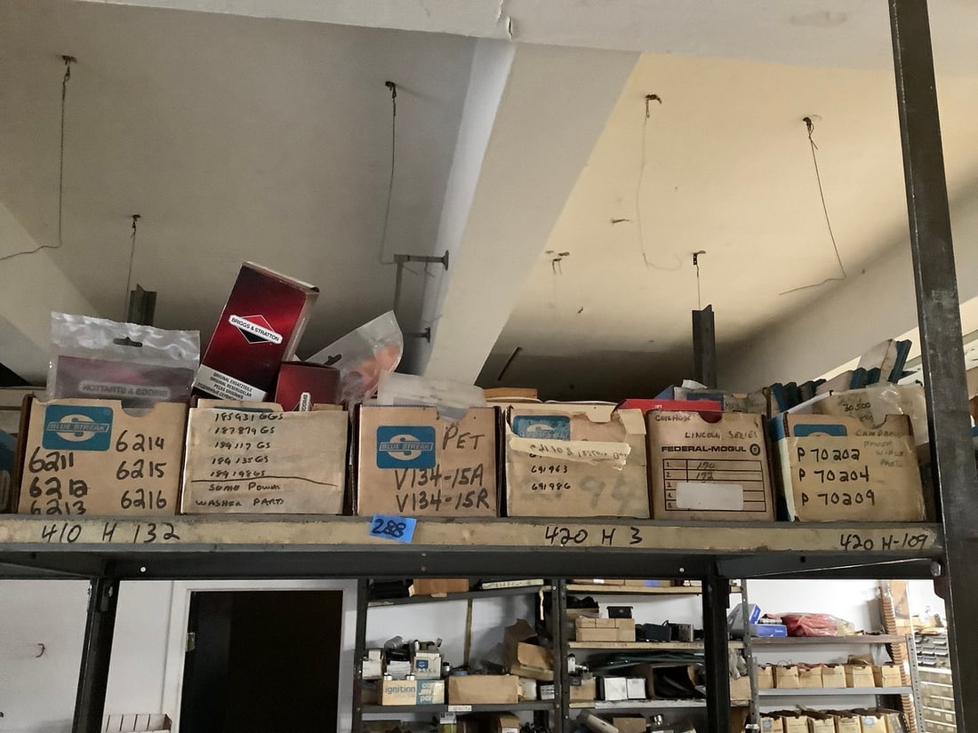 Large amount of Briggs & Stratton/other parts: Large amount of Briggs & Stratton/other parts