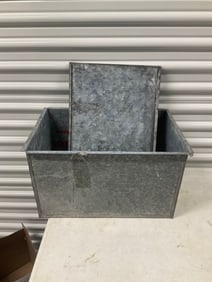 Metal ice bucket with lid