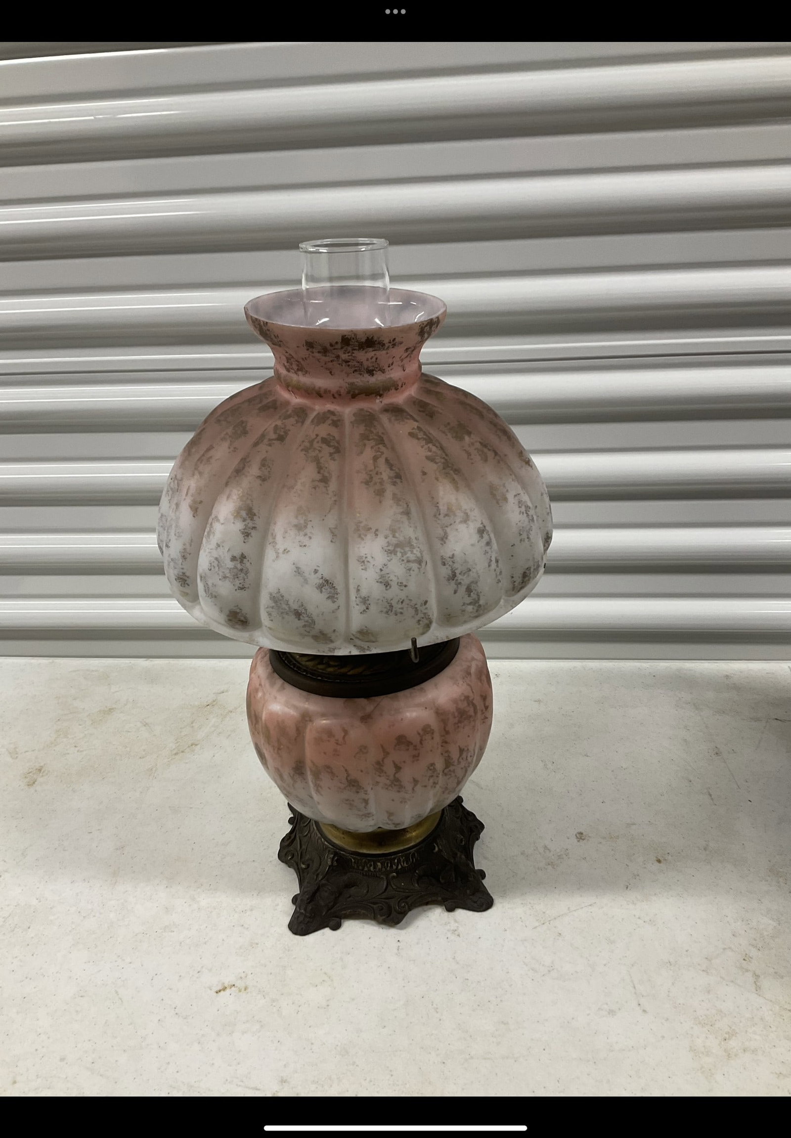 Vintage Victorian style oil lamp 18in: Vintage Victorian style oil lamp 18in