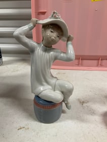 LLadro "Spain Girl with Hat Bonnet" #1147 Porcelain 11in tall