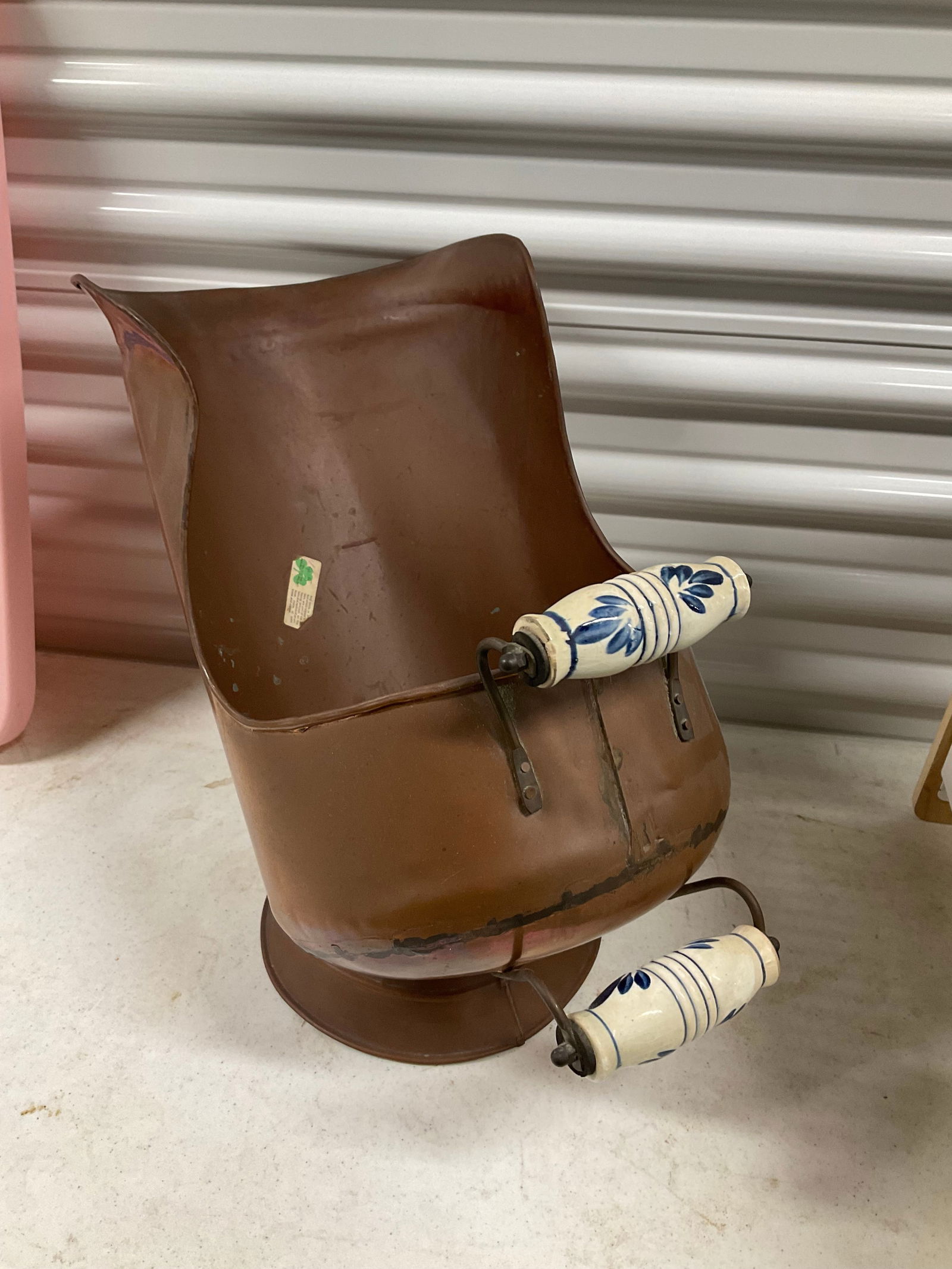 vintage copper ash scuttle, porcelain blue delft handles 16x20 (1 of 1)