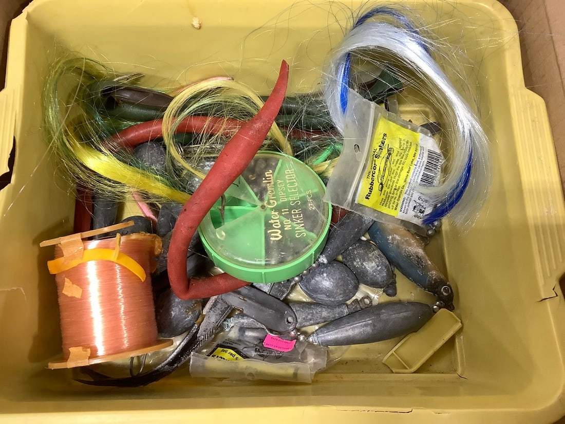 Various fishing supplies(sinkers and more): Various fishing supplies(sinkers and more)