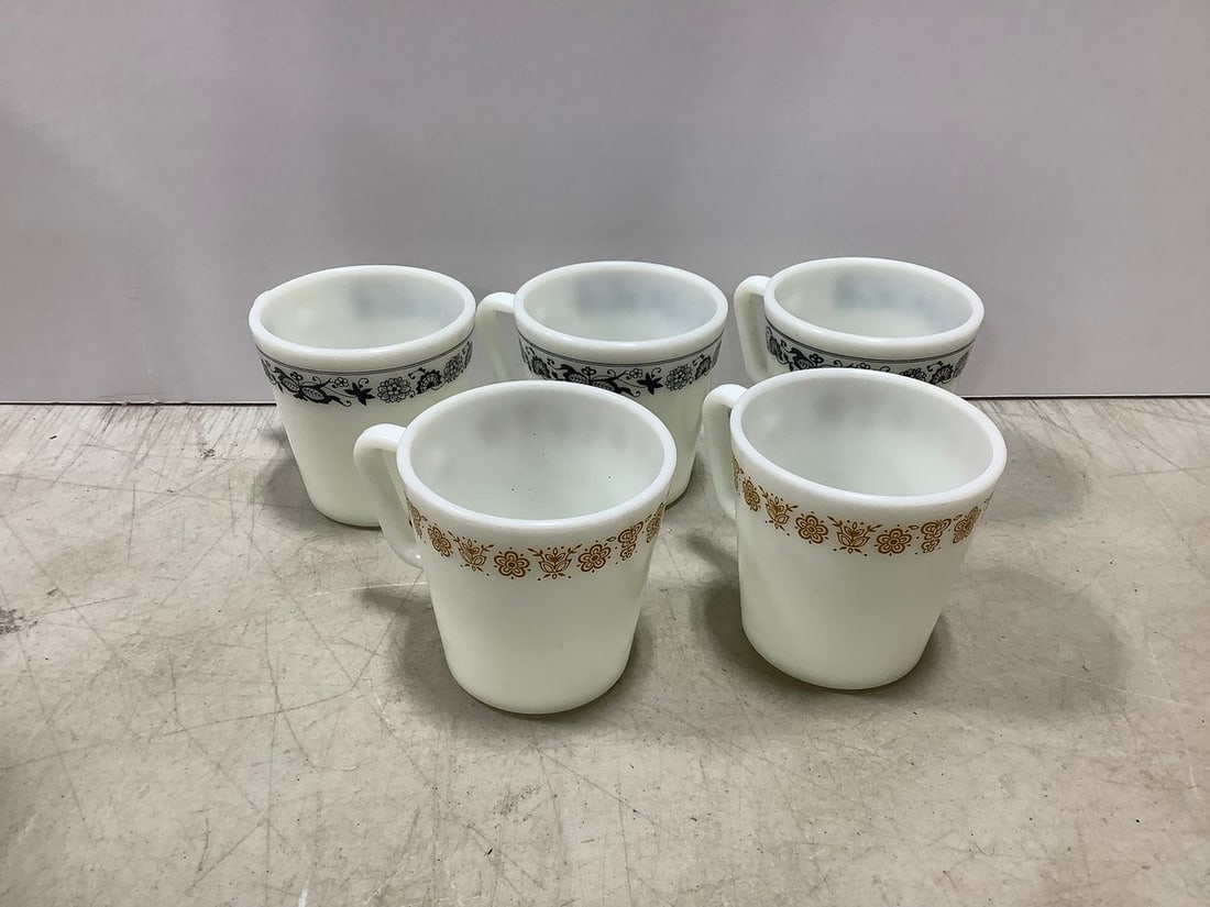 Pyrex cups(3.5in.tall): Pyrex cups(3.5in.tall)