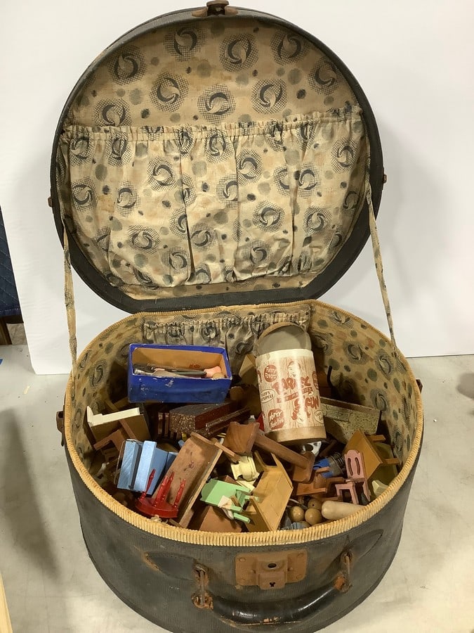 Vintage dollhouse furniture and more: Vintage dollhouse furniture and more
