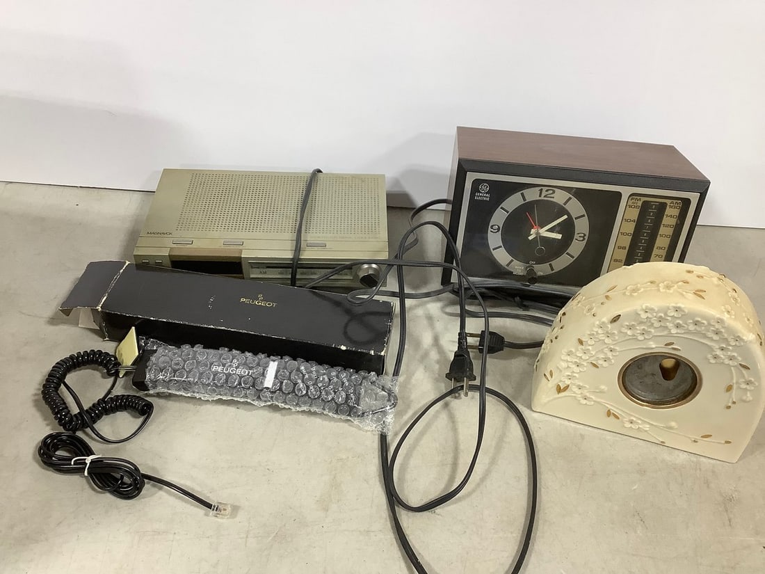 General Electric vintage radio, Magnavox alarm clock radio(D3210-FTD), and more: General Electric vintage radio, Magnavox alarm clock radio(D3210-FTD), and more