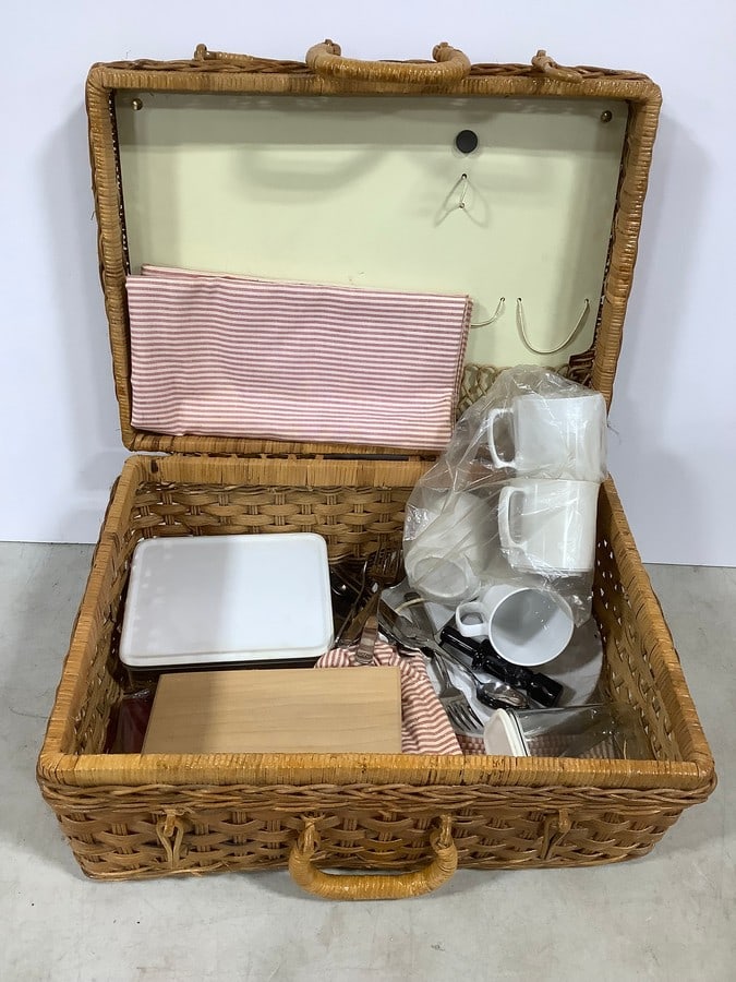 Picnic basket(18in.x14in.x9in.) with cups, tablecloth, container, and more: Picnic basket(18in.x14in.x9in.) with cups, tablecloth, container, and more