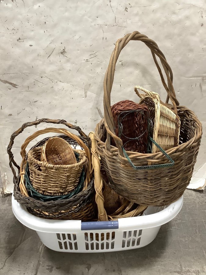 Large lot of baskets(various sizes): Large lot of baskets(various sizes)