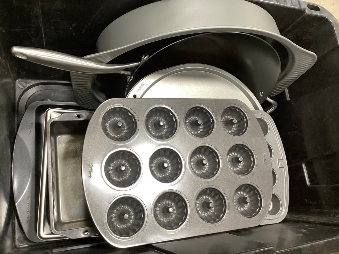 Baking pans,pizza pans, and more(various sizes) (1 of 1)