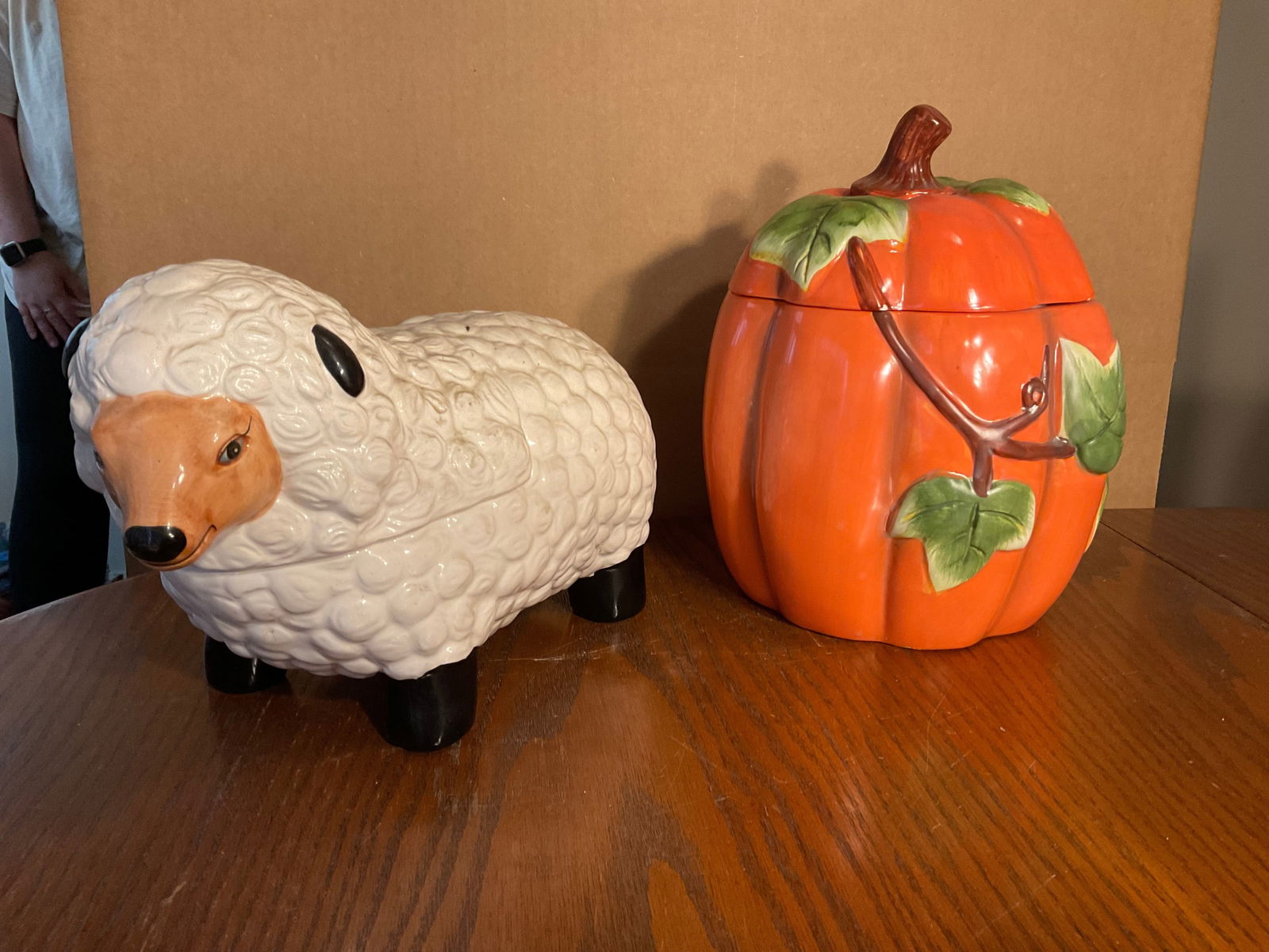 Lot of 2 cookie jars 11in tall: Lot of 2 cookie jars 11in tall