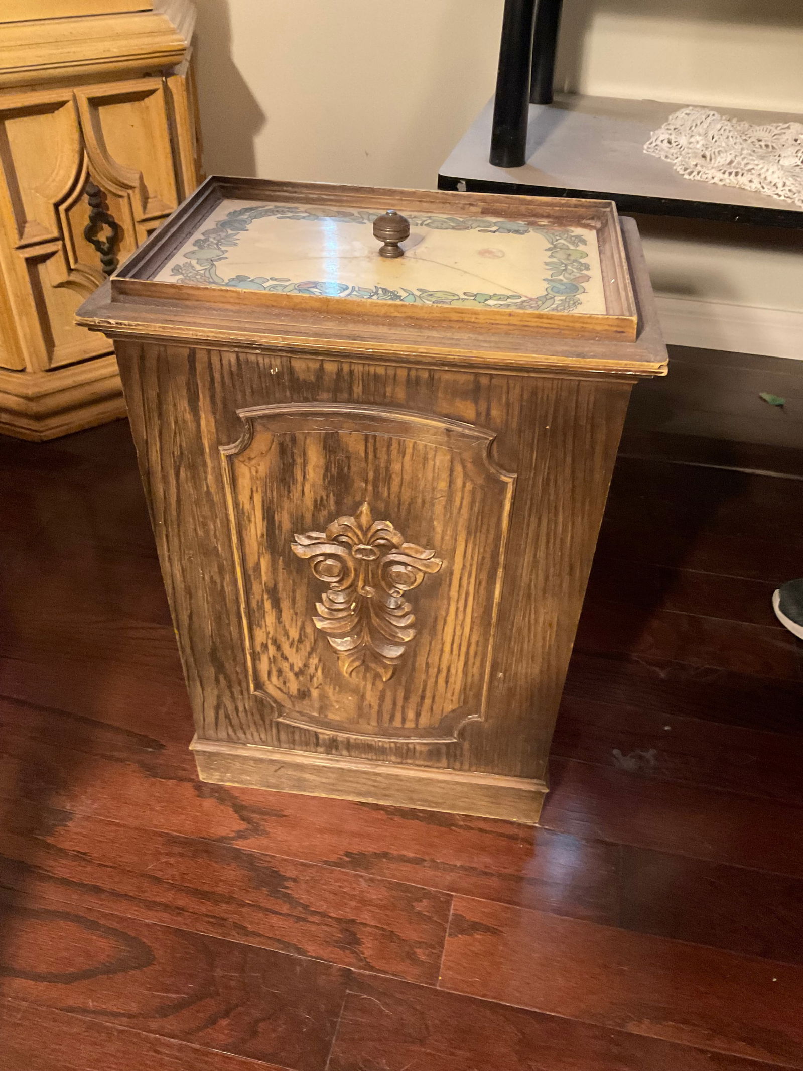 Plastic kitchen trash can 1960's 16x10x14: Plastic kitchen trash can 1960's 16x10x14