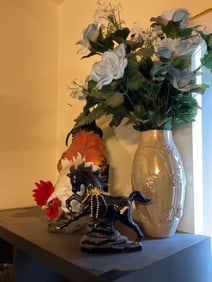 Rooster 20in, vases and horses