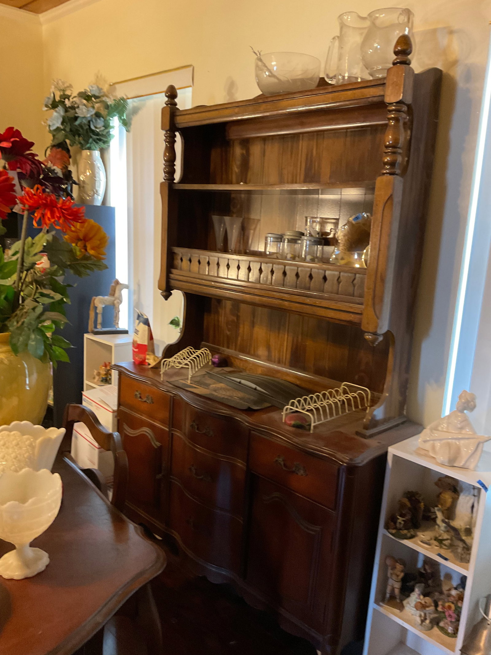 Wooden buffet china closet: Wooden buffet china closet