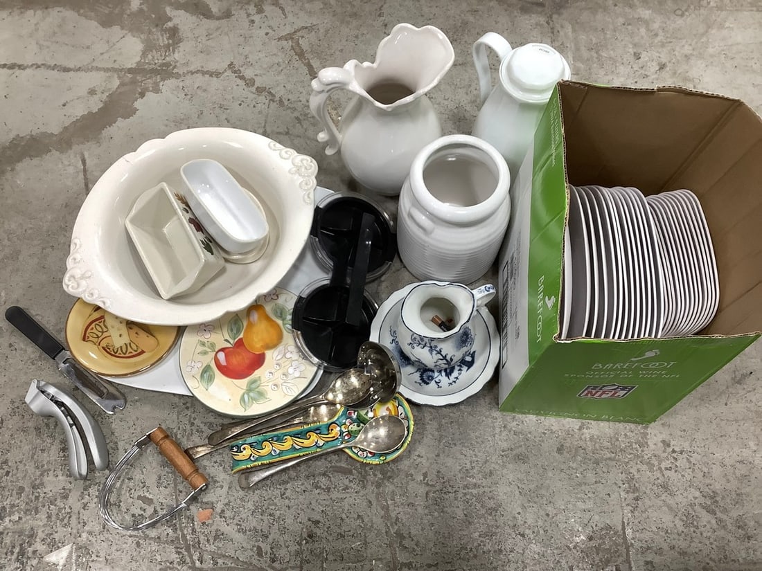 Various kitchen utensils, pitchers, serving bowl, and more(tallest 10.5in.): Various kitchen utensils, pitchers, serving bowl, and more(tallest 10.5in.)