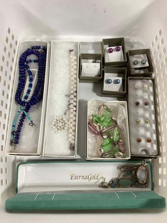 Costume jewelry(earrings and necklaces): Costume jewelry(earrings and necklaces)
