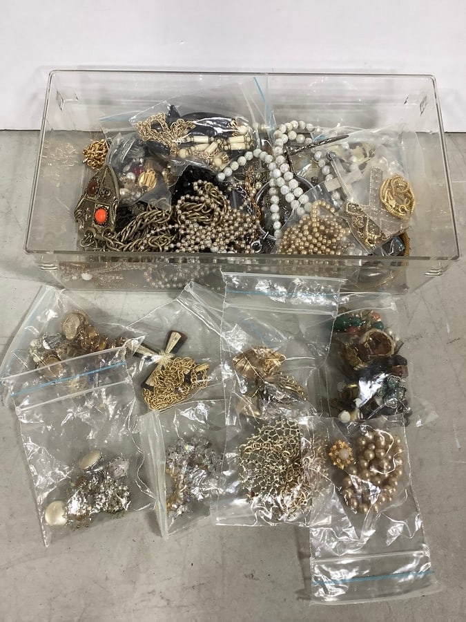 Various costume jewelry (necklaces, bracelets, and more) (1 of 1)