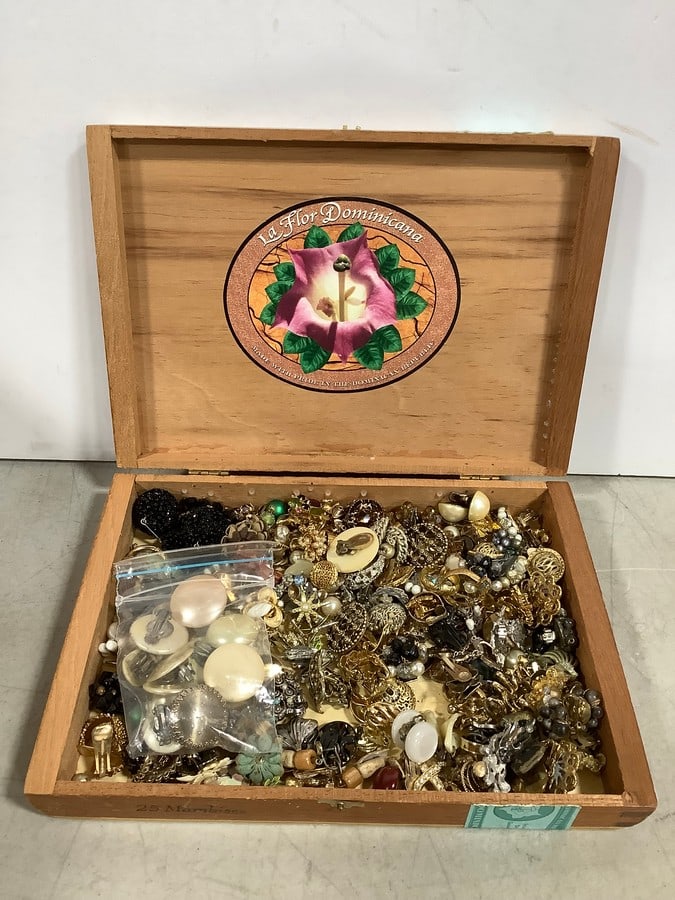 Costume jewelry in vintage cigar box(11in.x8in.x2in.): Costume jewelry in vintage cigar box(11in.x8in.x2in.)
