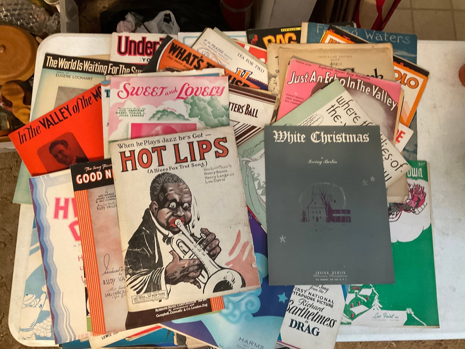large amount of songbooks: large amount of songbooks
