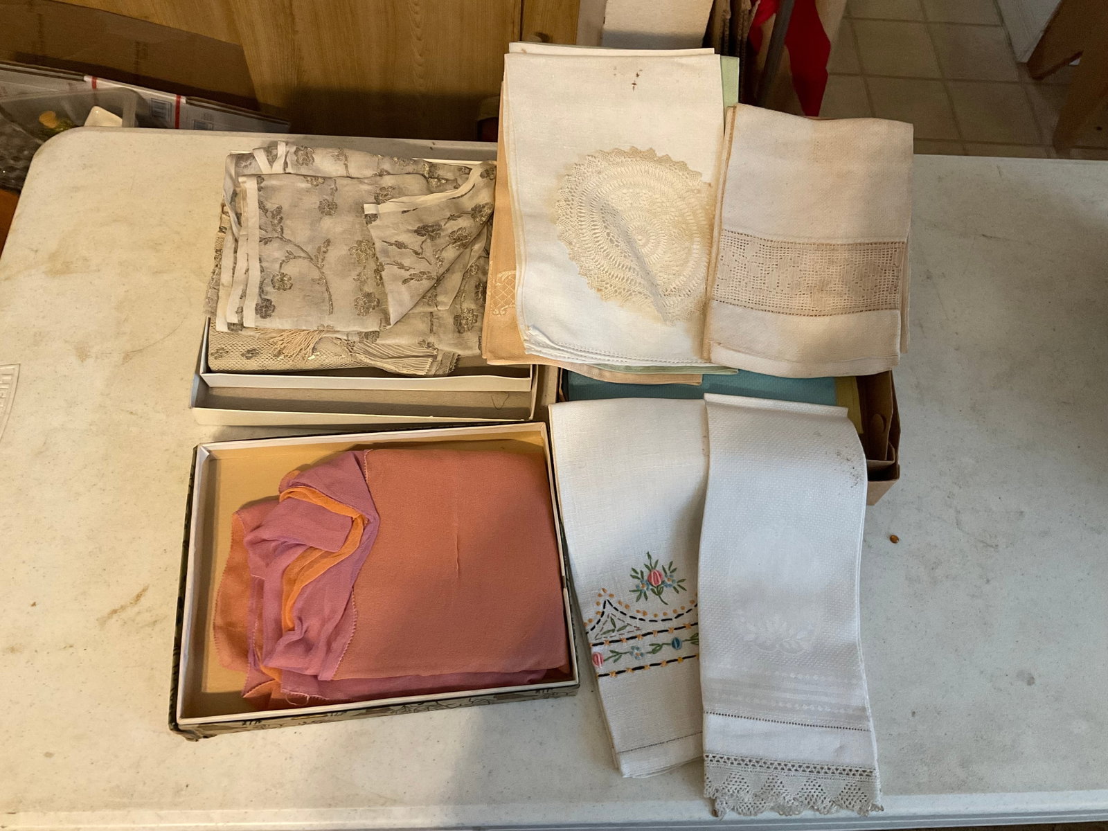 Lot of vintage linens: Lot of vintage linens