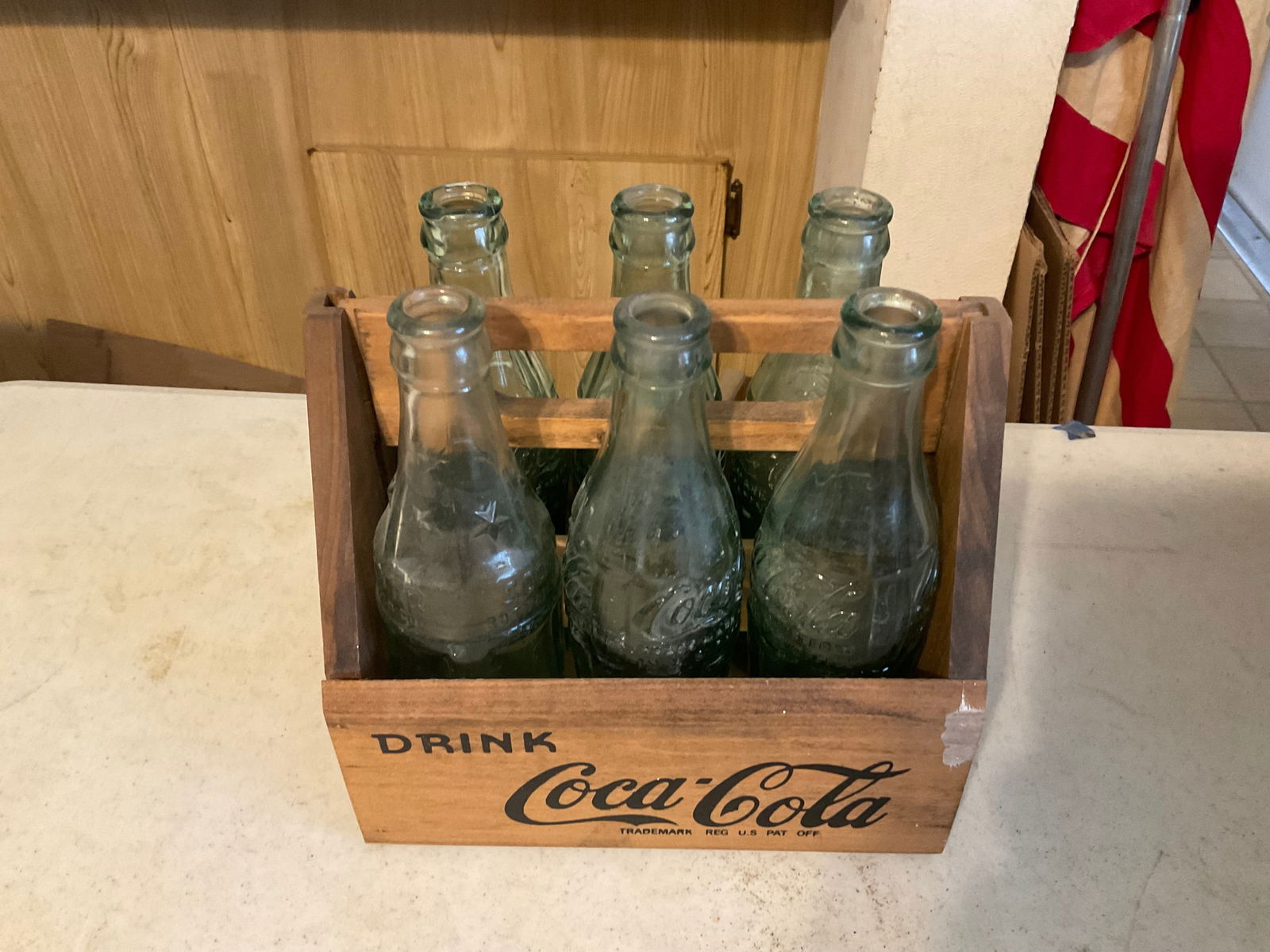 Vintage Coca Cola carry case and bottles: Vintage Coca Cola carry case and bottles
