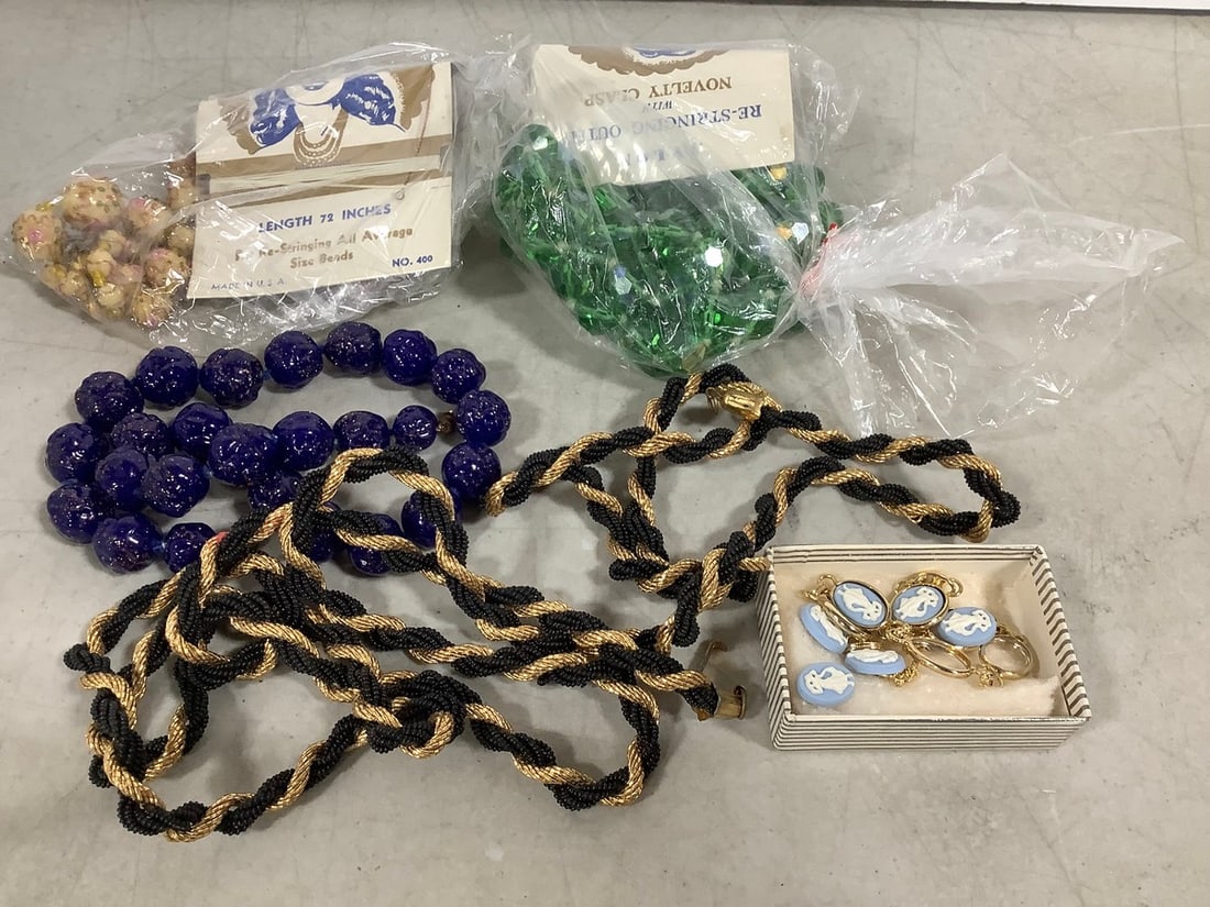 Vintage Necklaces and Bracelet: Vintage Necklaces and Bracelet