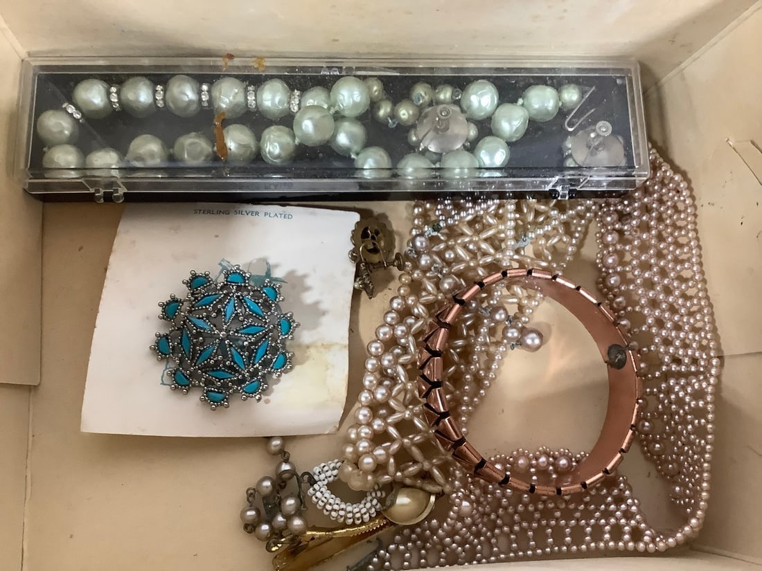 Vintage Costume Jewelry (Necklaces, Bracelet, and more): Vintage Costume Jewelry (Necklaces, Bracelet, and more)