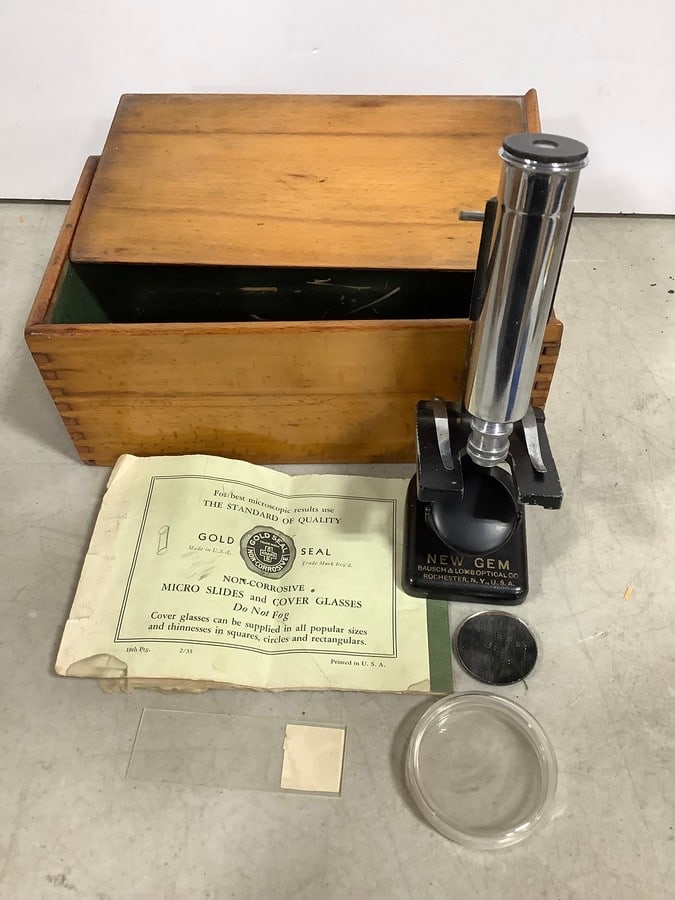 Microscope with Accessories in Wooden Box(6.75in Tall): Microscope with Accessories in Wooden Box(6.75in Tall)