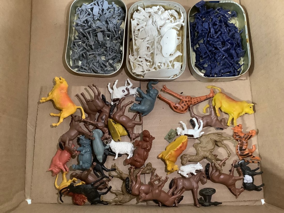 Vintage army men and animal toys: Vintage army men and animal toys