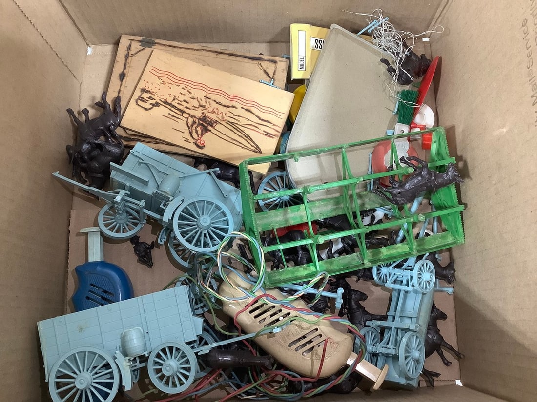 Vintage horse/carriage toy pieces: Vintage horse/carriage toy pieces