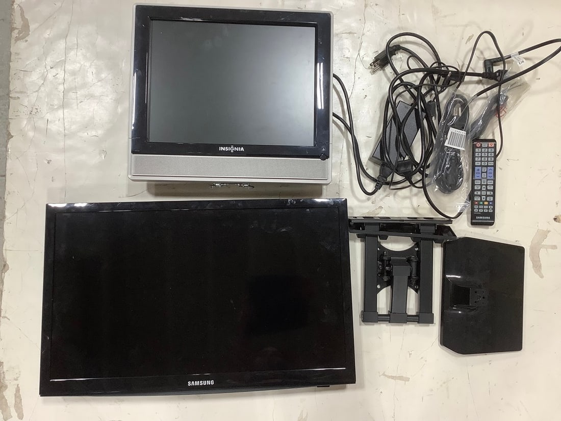 Samsung TV with Stand/Remote (24in Screen) and more (1 of 1)